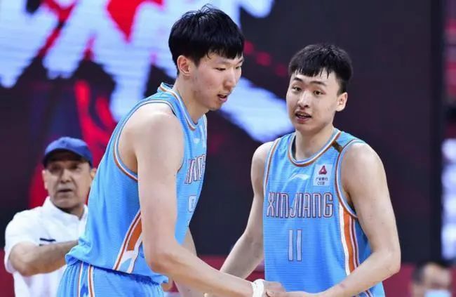 一女被两男吃奶玩乳尖小说